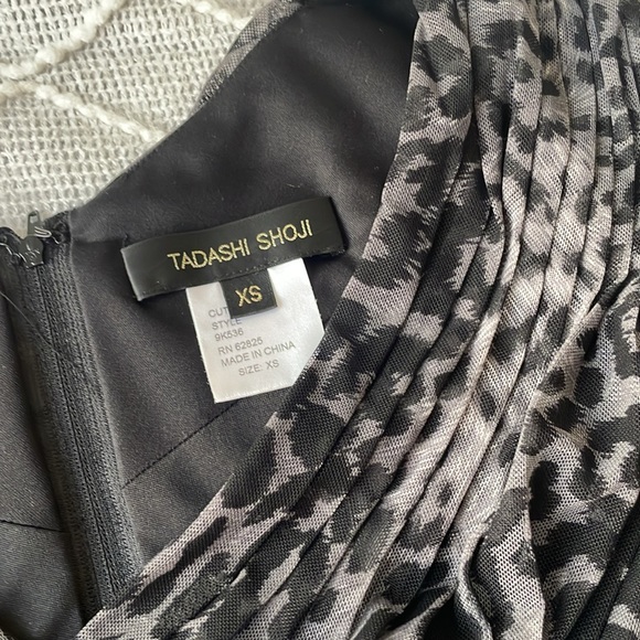 Tadashi shoji gray leopard chiffon top with zipper - Picture 2 of 6